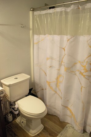 Séchoir à cheveux, bidet, serviettes fournies, savon