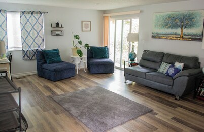 Terrific family and pet friendly apartment near shopping, dining & the theater.