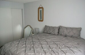 2 bedrooms, iron/ironing board, WiFi, bed sheets - Terrific family and pet friendly apartment near shopping, dining & the theater. (Salem)