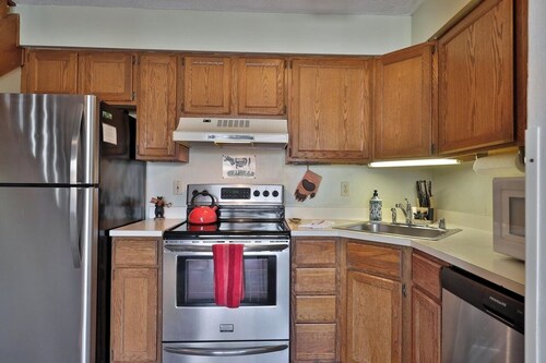 Killington 2 Story - Escape 2BR/2BA, Sleeps 6, Family & Friends Retreat w/ WiFi