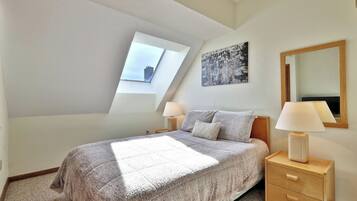 2 bedrooms, iron/ironing board, WiFi, bed sheets