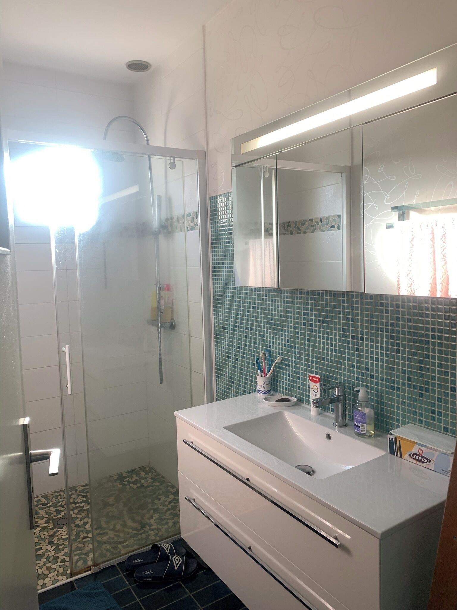 Suihku, hiustenkuivaaja, pyyhkeet, saippua