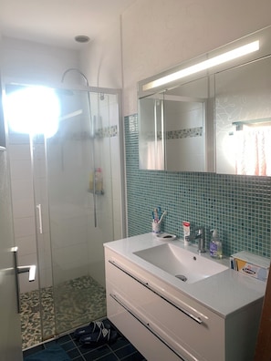 Een douche, een haardroger, handdoeken, zeep