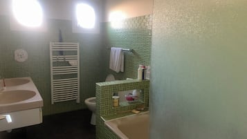 Douche, sĂšche-cheveux, serviettes fournies, savon