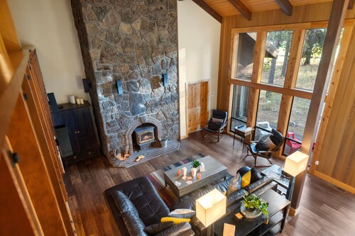 Welcoming Lodge Home: 6BR, Sleeps 14, Hot Tub