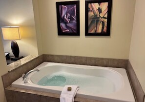 Hair dryer, towels, soap, shampoo - Relaxing Resort/Las Vegas, NV across the street from Rodeo & Casino- 2BD/2BA (Las Vegas)
