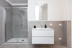 Apartamento | Banheiro | Chuveiro, chuveiro com efeito de chuva, produtos de toalete grátis 