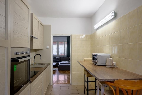 Apartment, City View | Private kitchen