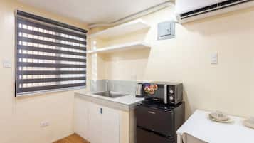 Een magnetron, keukenrol