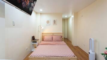 1 bedroom, desk, free WiFi, bed sheets