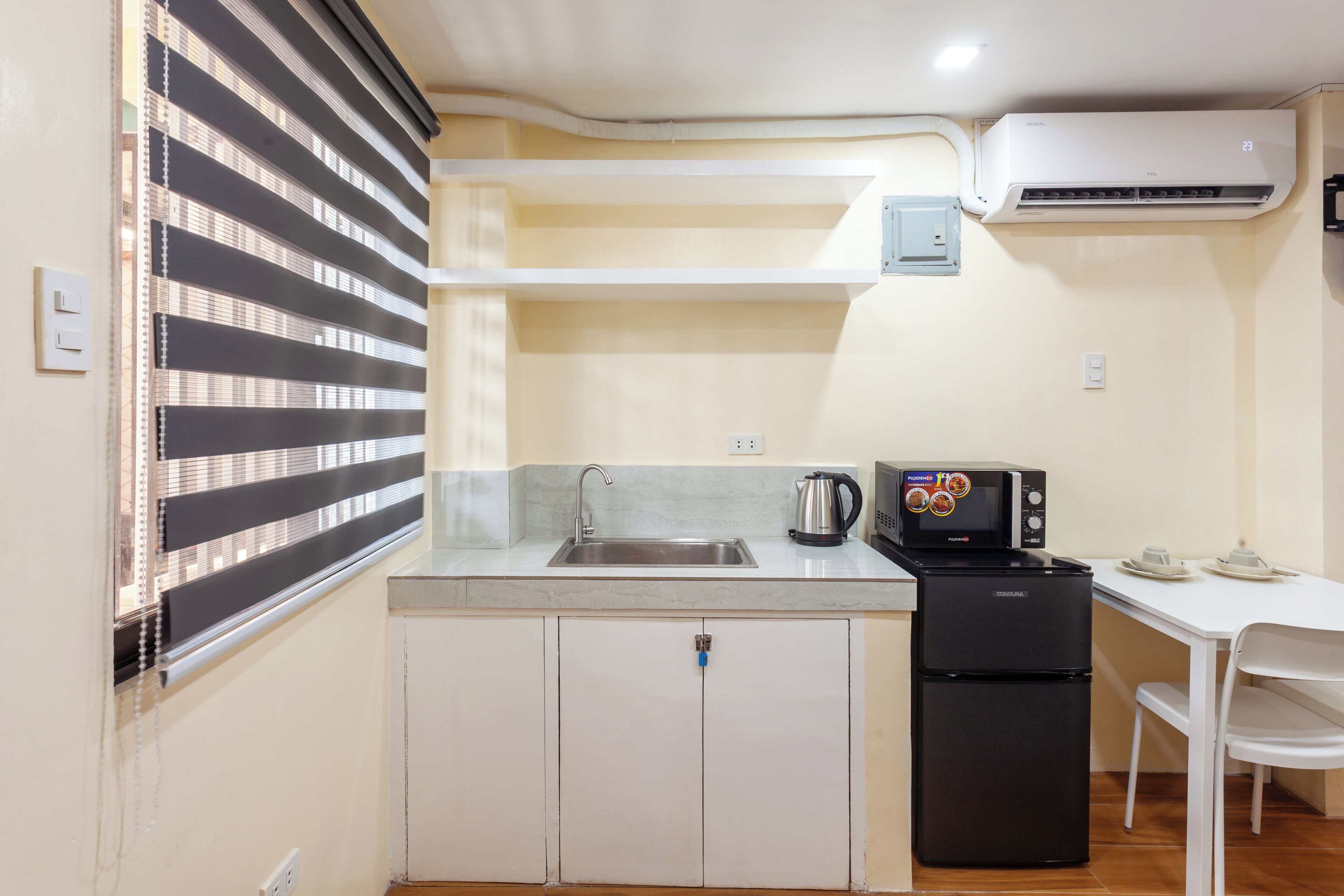 Microwave, paper towels