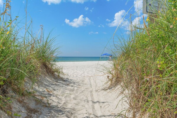 Beach nearby - ☀️Pet Friendly-Walk to Beach-Pool-Knee Deep☀️ (Panama City Beach)