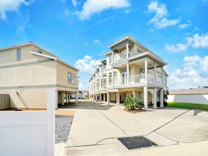 Exterior - ☀️Pet Friendly-Walk to Beach-Pool-Knee Deep☀️ (Panama City Beach)
