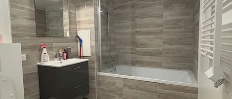 Secadora de cabello, toallas, jabón, papel de baño