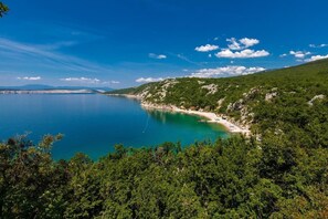 Pantai di sekitar, kursi berjemur, payung pantai, dan 2 bar pantai