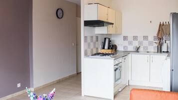 Kjøleskap, mikrobølgeovn, ovn og oppvaskmaskin