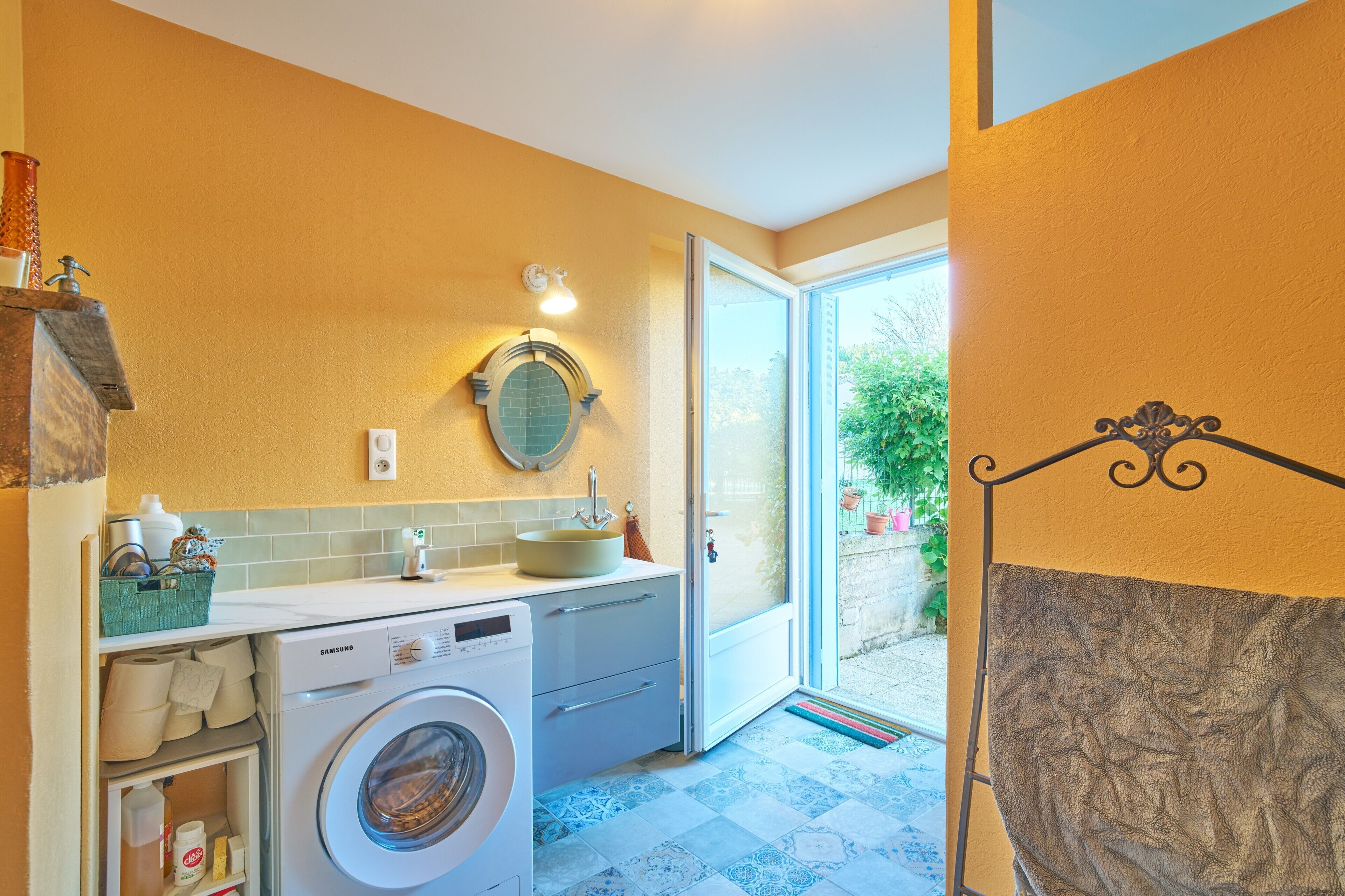 Ducha, artículos de tocador gratuitos, secador de pelo, toallas