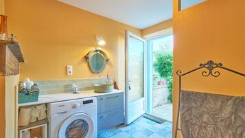 Ducha, artículos de tocador gratuitos, secador de pelo, toallas