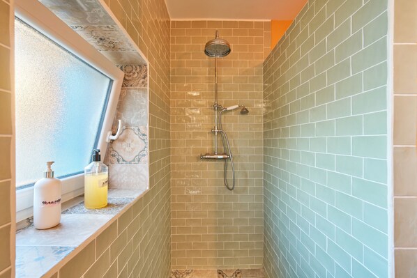 Een douche, een haardroger, handdoeken