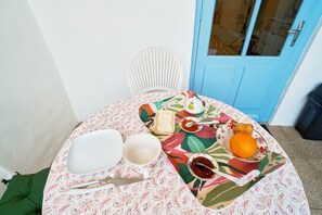 Dining - Guest Room - La Bonbonnière (Neuvic)