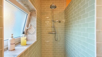 Doccia, set di cortesia gratuito, asciugacapelli, asciugamani