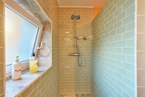 Ducha, artículos de tocador gratuitos, secador de pelo, toallas