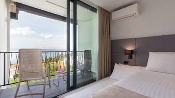 Standard double room with 2 extra pull-out beds, sea side, balcony | Gratis wifi