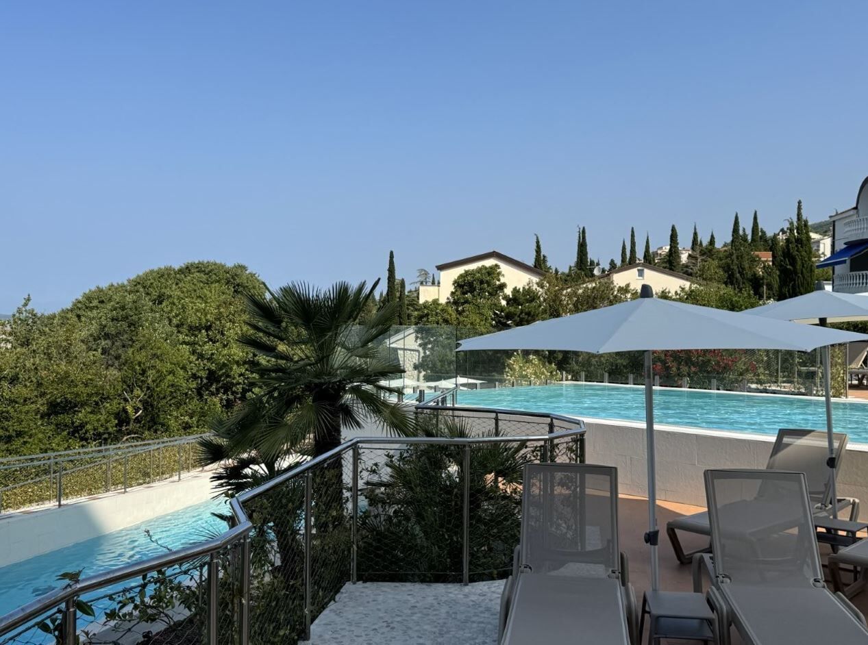 Piscine extérieure (ouverte en saison), parasols de plage