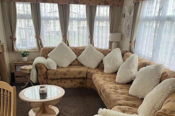2 Bedroom Caravan - Sleeps 6 - Parking, Seaside - Towyn