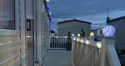 2 Bedroom Caravan - Sleeps 6 - Parking, Seaside
