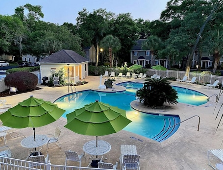 プール. T13 Ocean Walk downstairs king bed pool pickleball
