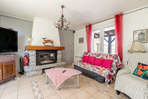 TV - Holiday Home 'La Maison Du Bonheur' with Private Terrace, Garden & Wi-Fi (Saint-Cyr en Retz)
