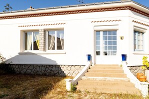 Exterior detail - Holiday Home 'La Maison Du Bonheur' with Private Terrace, Garden & Wi-Fi (Saint-Cyr en Retz)