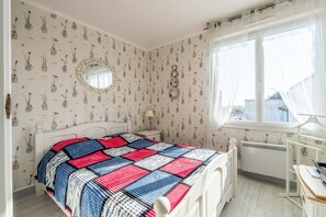 2 bedrooms, iron/ironing board, WiFi, bed sheets