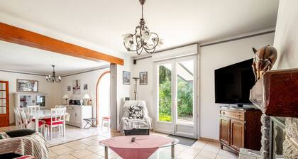 Maison de Vacances 'La Maison Du Bonheur' avec Terrasse Privée, Jardin Privé et Wi-Fi