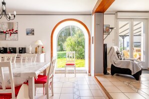 Dining - Holiday Home 'La Maison Du Bonheur' with Private Terrace, Private Garden and Wi-Fi (Saint-Cyr en Retz)