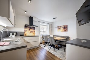 Fridge, microwave, dishwasher, cookware/dishes/utensils - 1009A Pivan Apartments (Selva di Val Gardena)