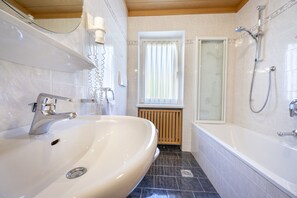 Shower, bidet, towels