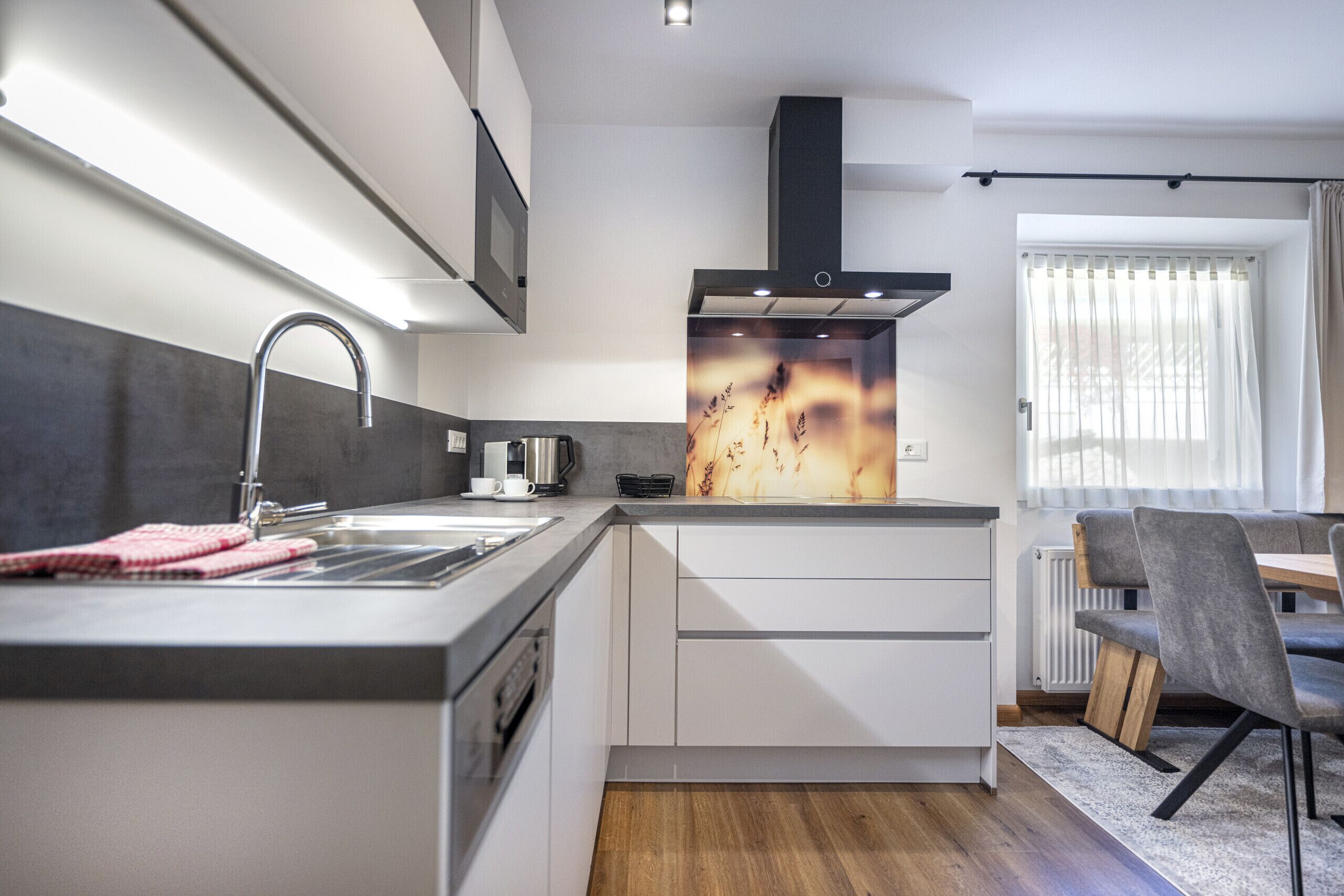 Frigorifero, microonde, lavastoviglie, pentole/stoviglie/utensili