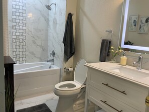 Dusche, Haartrockner, Handtücher, Seife