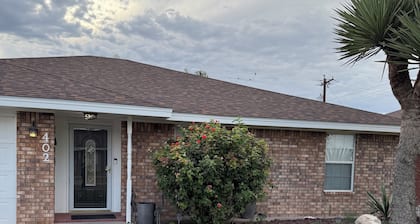 3-bedroom house in superb Roswell with AC