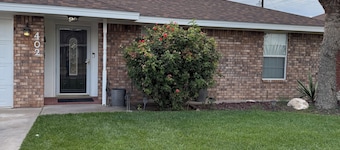 3-bedroom house in superb Roswell with AC