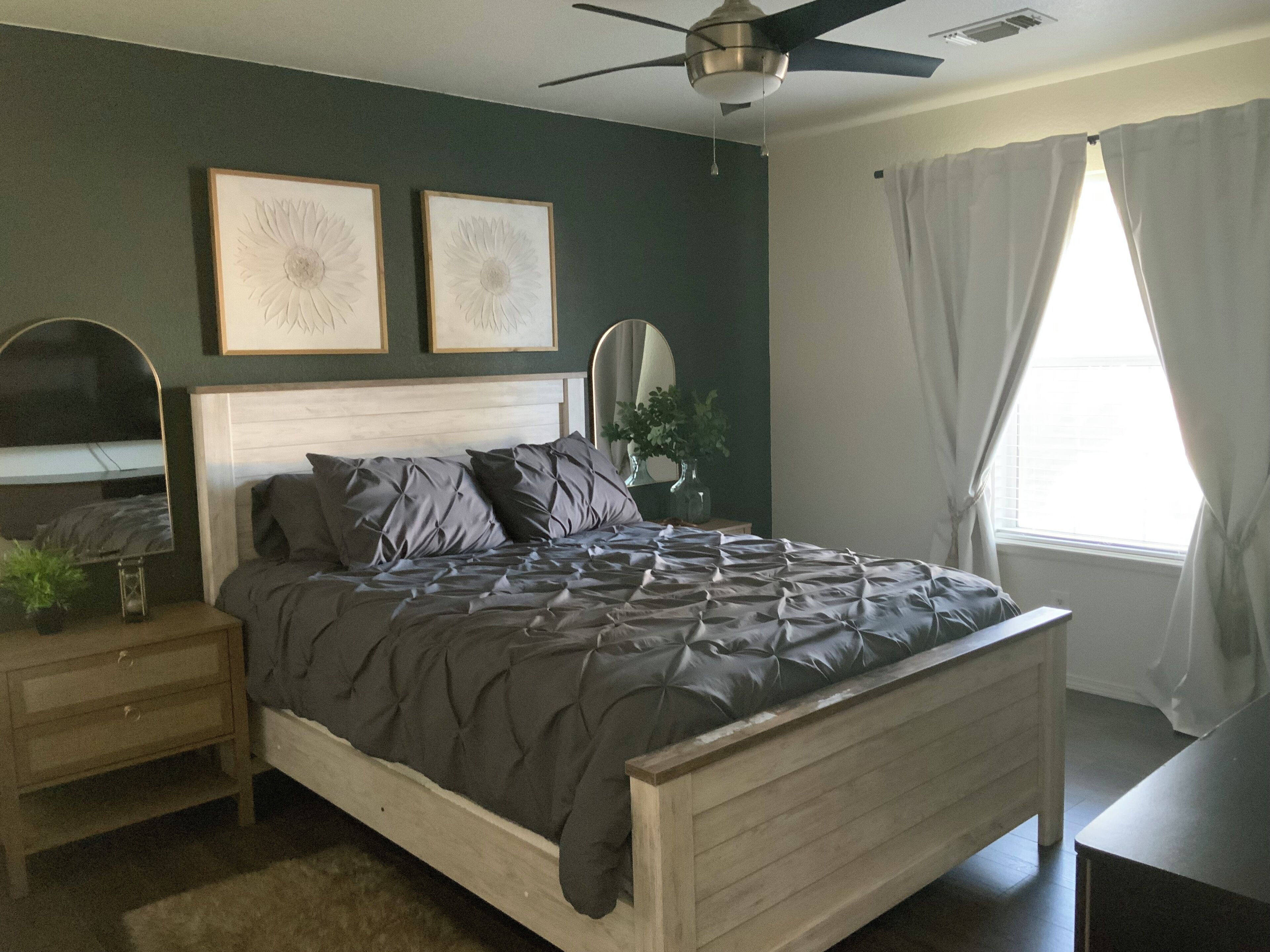 3 slaapkamers, een bureau, een strijkplank/strijkijzer, wifi