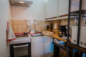 ثلاجة، ميكروويف، فرن، موقد طهي مسطح