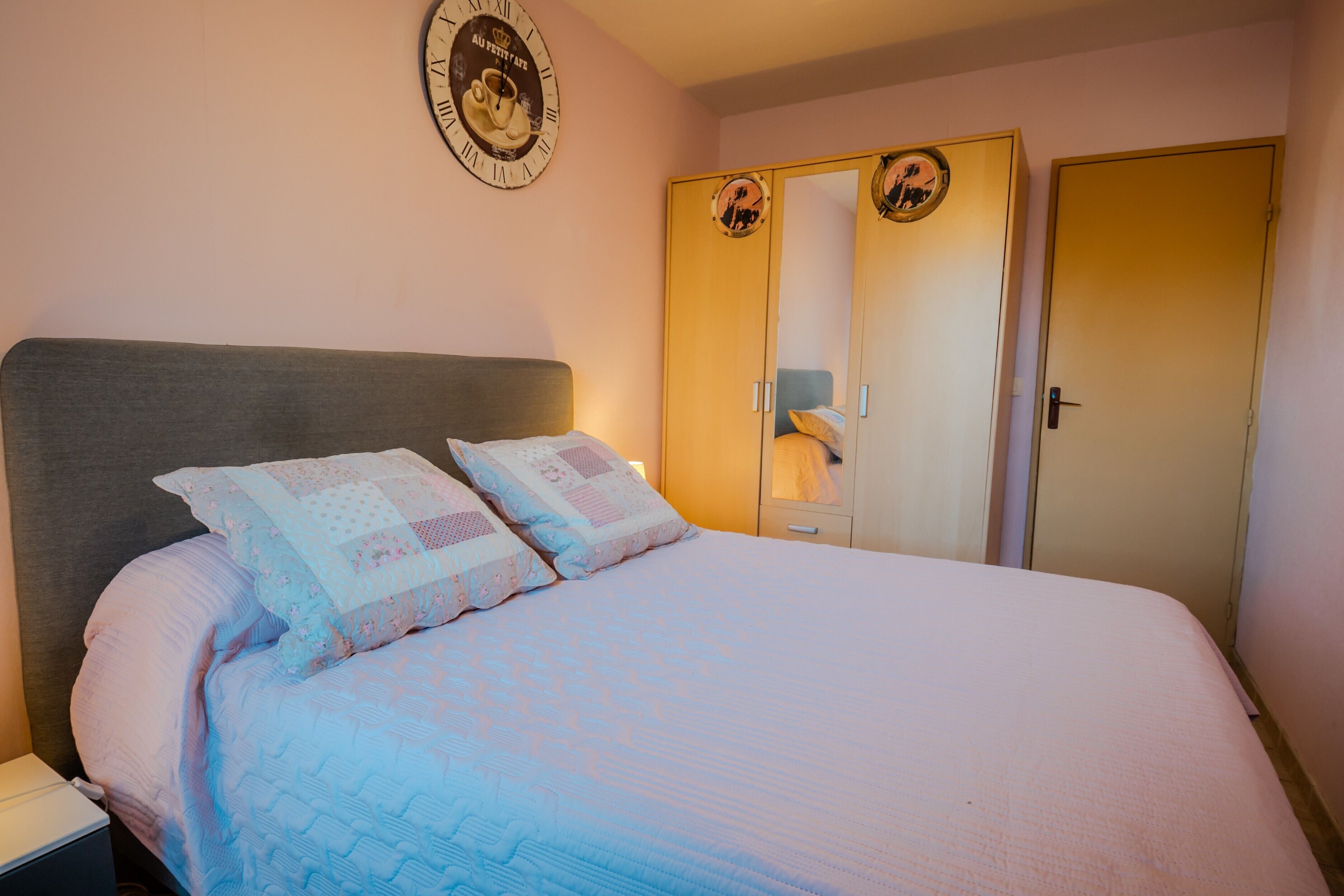 1 habitación, tabla de planchar con plancha y wifi 