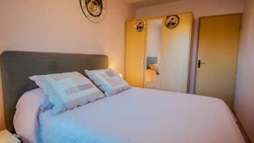 1 habitación, tabla de planchar con plancha y wifi