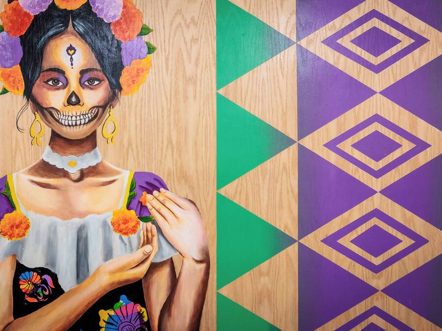 Una persona vestida con traje tradicional y adornos florales.