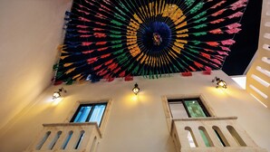 Techo con un colorido diseño radial y dos balcones con luces.