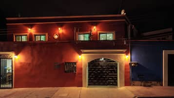 Vista frontal de la propiedad