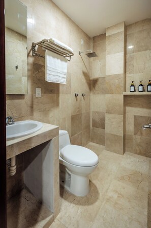 Apartamento de lujo, vistas a la ciudad | Baño | Ducha y toallas